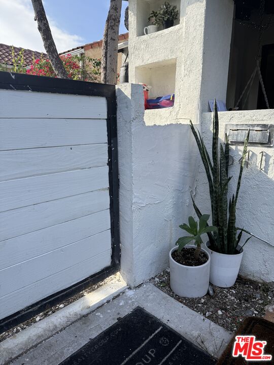 643 North Vista Street Los Angeles, CA 90036 - Photo 45 of 51 a view of outdoor space