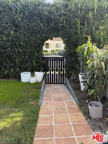 $5,000 | 643 North Vista Street, Los Angeles, CA 90036