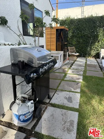 $5,000 | 643 North Vista Street, Los Angeles, CA 90036