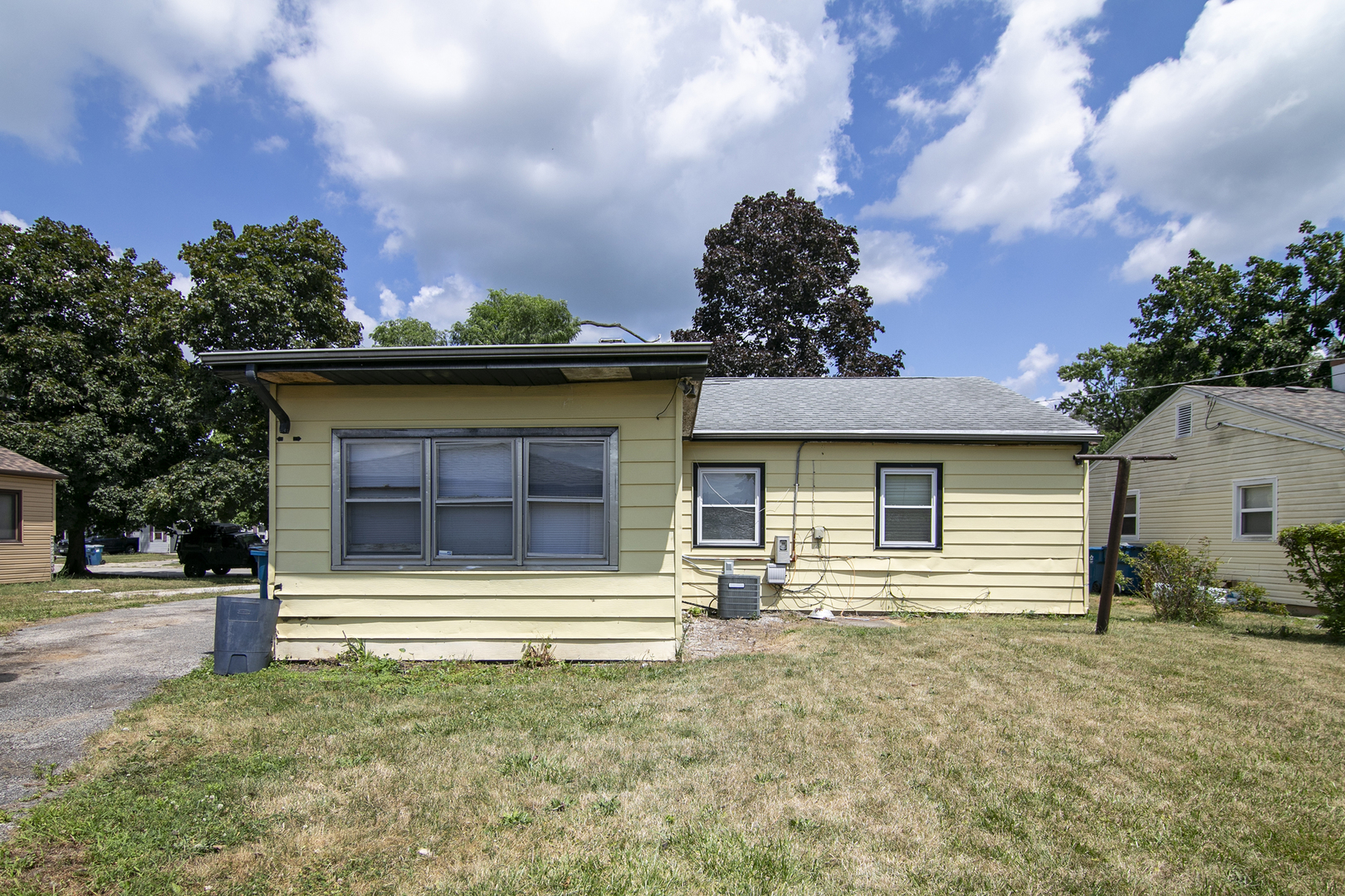 729 Webster Circle West Kankakee, IL 60901 - Photo 12 of 16 a front view of a house with a garden