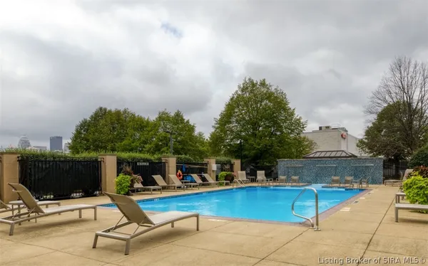 $244,900 | 1 Riverpointe Plaza, Unit 518, Jeffersonville, IN 47130