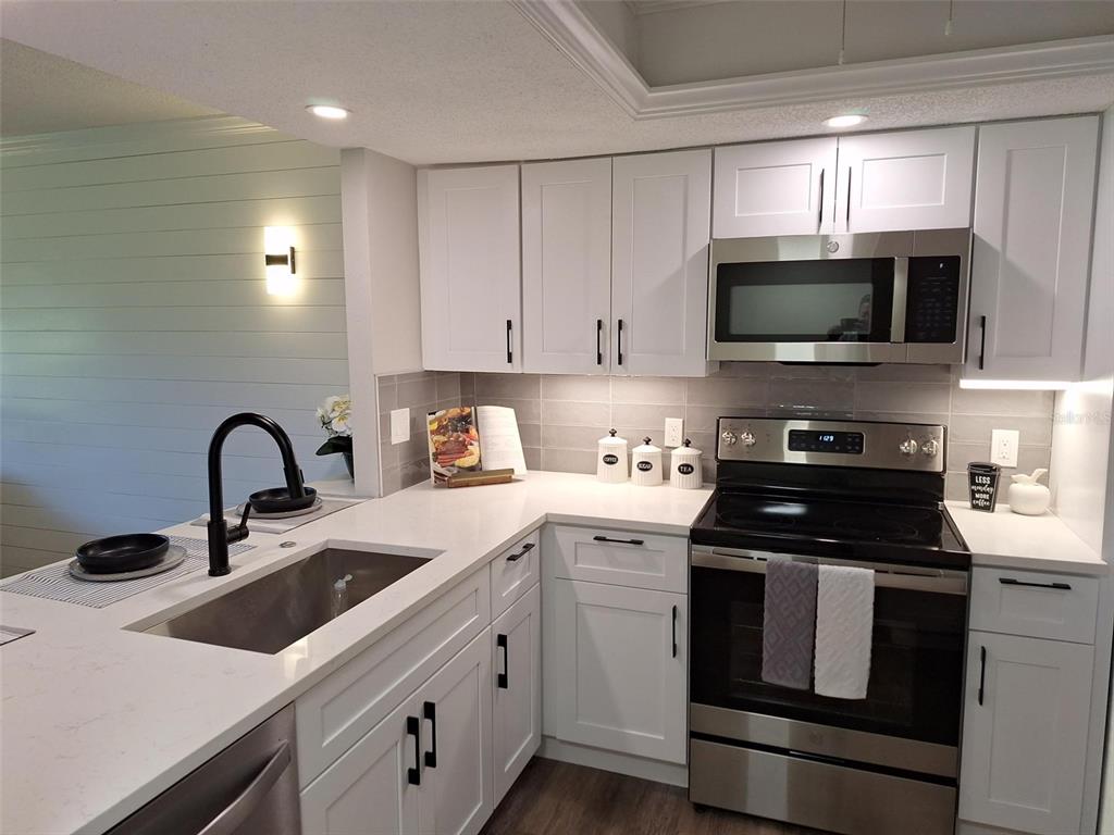3700 South Beneva Road Sarasota, FL 34232 - Photo 2 of 29