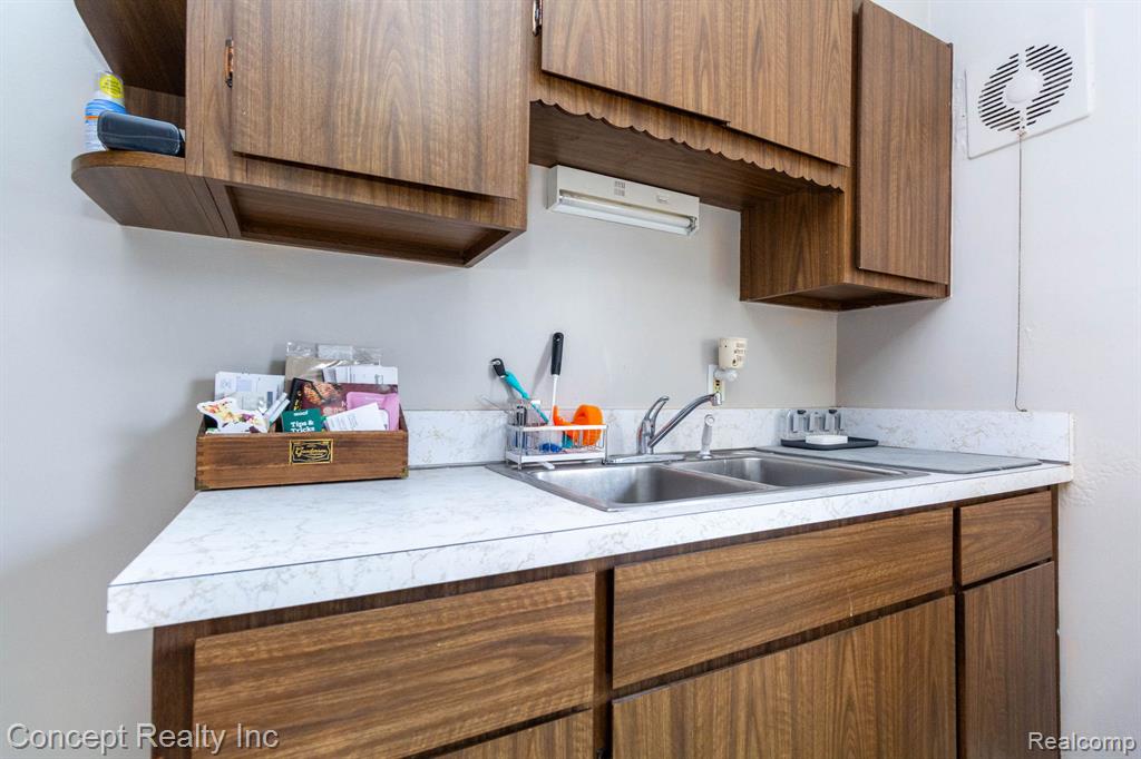 9717 Ruth Avenue Allen Park, MI 48101 - Photo 10 of 28 Gallery Image 10