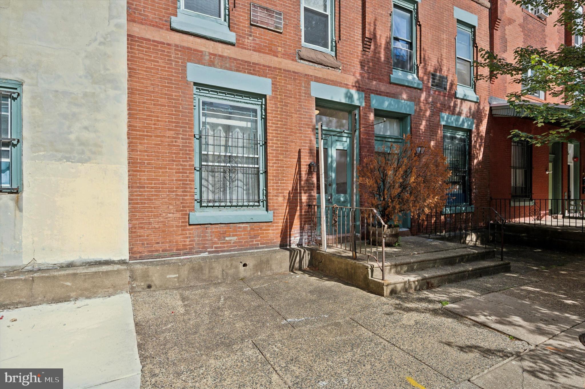 249 South 44th Street, Unit 4 Philadelphia, PA 19104 - Photo 2 of 25 a backyard of a house