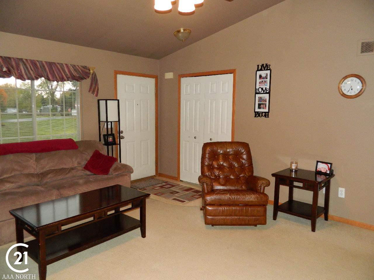 423 Ewell Street Romeo, MI 48065 - Photo 9 of 28 Living Room