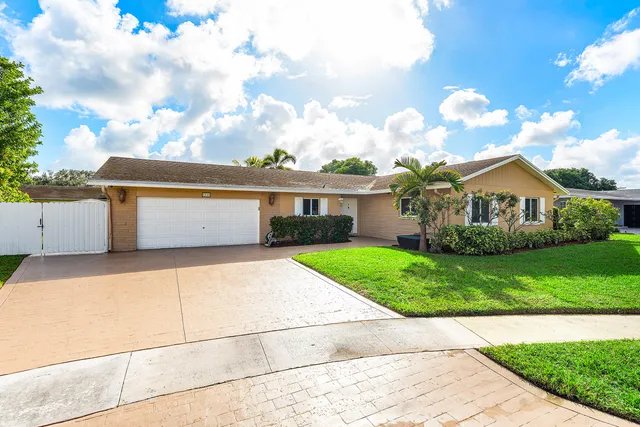a view of house with garden