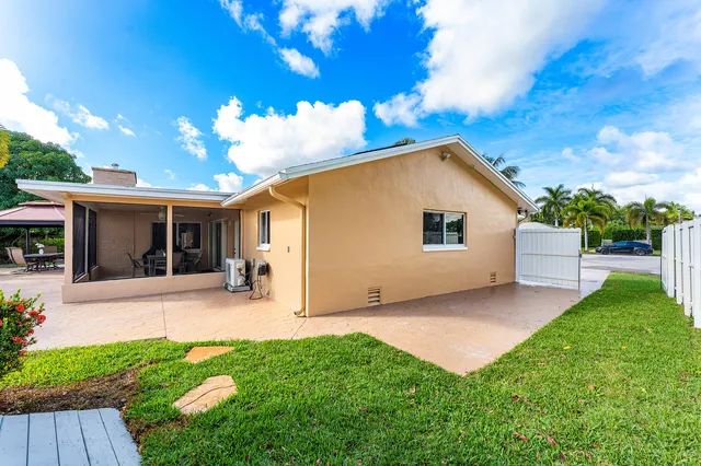 a view of a house with backyard and porch
