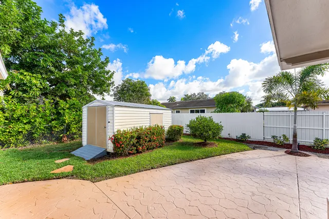 a view of a backyard