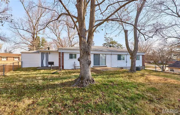 $2,300 | 815 Montmartre Court, St. Louis, MO 63141