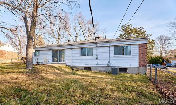 $2,300 | 815 Montmartre Court, St. Louis, MO 63141