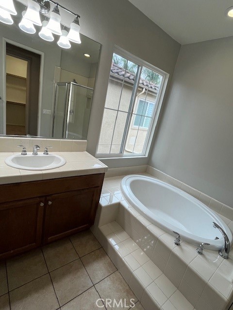 13 Yorkshire Court Laguna Niguel, CA 92677 - Photo 16 of 21 a bathroom with a sink a large mirror and a bathtub