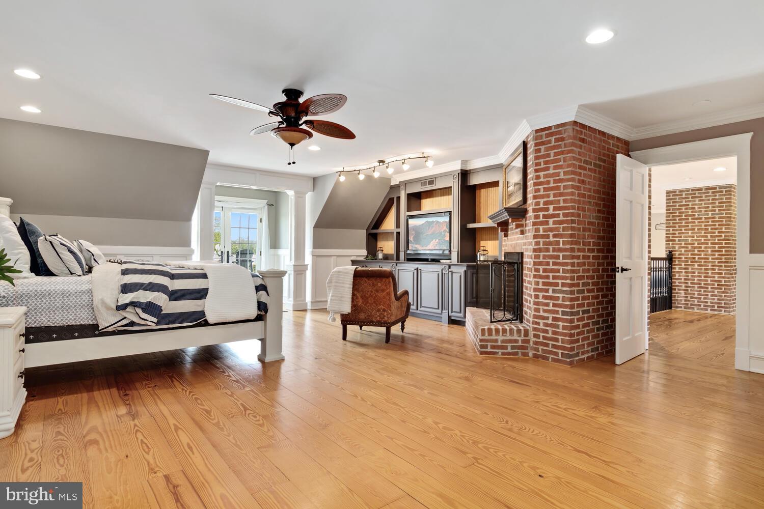 28589 Brick Row Drive Oxford, MD 21654 - Photo 44 of 129 2nd floor primary with wood burning fireplace