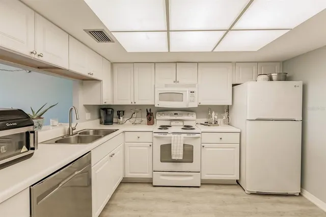 $5,500 | 1255 East Peppertree Drive, Unit 501, Sarasota, FL 34242