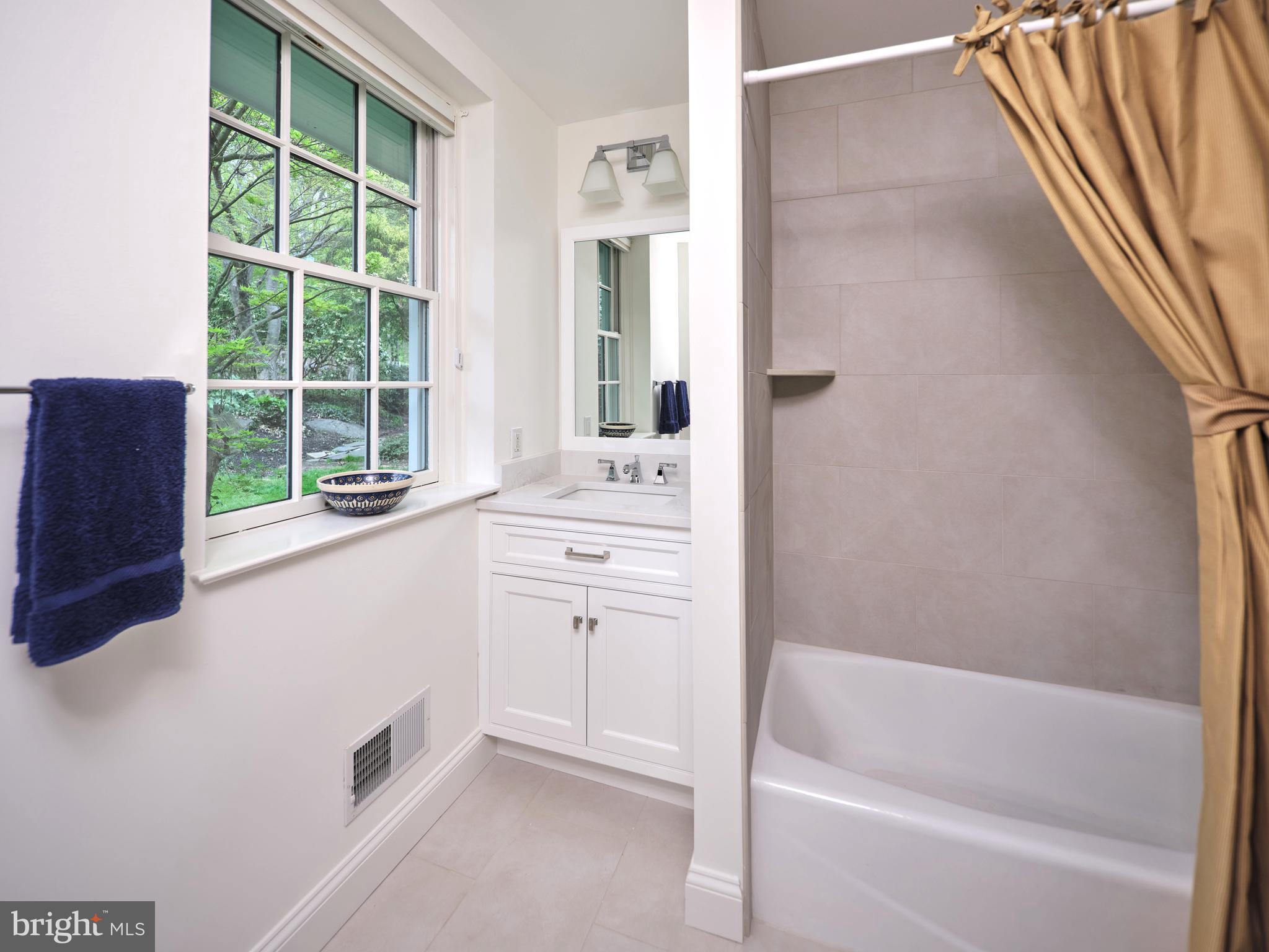 10 Welwyn Road Wayne, PA 19087 - Photo 26 of 57 Full Bathroom Accessed by Bedroom 2 and Hall