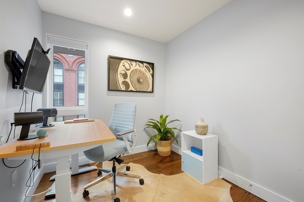 1672 R Washington Street, Unit TH1 Boston, MA 02118 - Photo 28 of 40 a room with table and chair