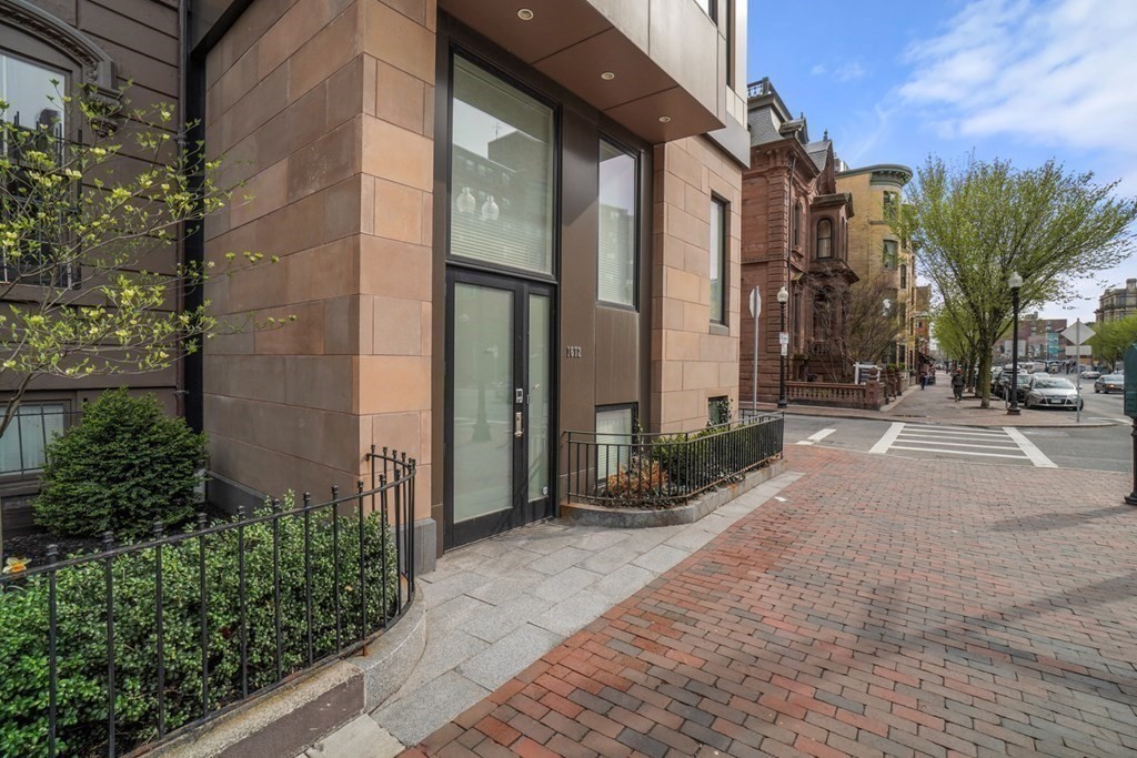 1672 R Washington Street, Unit TH1 Boston, MA 02118 - Photo 39 of 40 a view of a building along the street