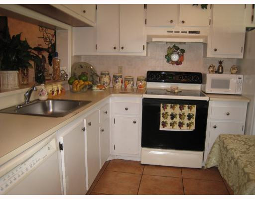 22016 Palms Way, Unit 2050 Boca Raton, FL 33433 - Photo 9 of 10 Kitchen