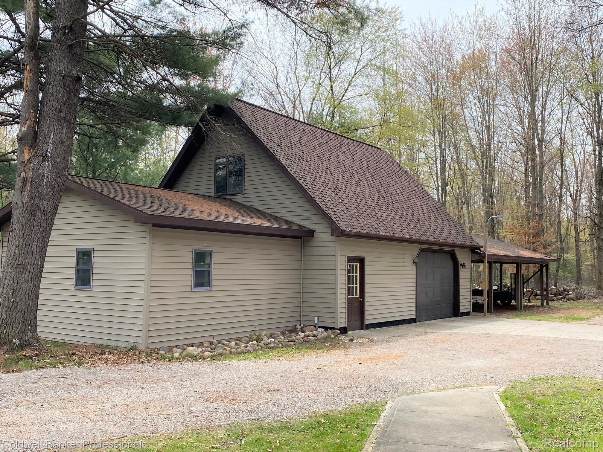 12621 Ithaca Road St. Charles, MI 48655 - Photo 27 of 39 28 12621 Garage.jpg