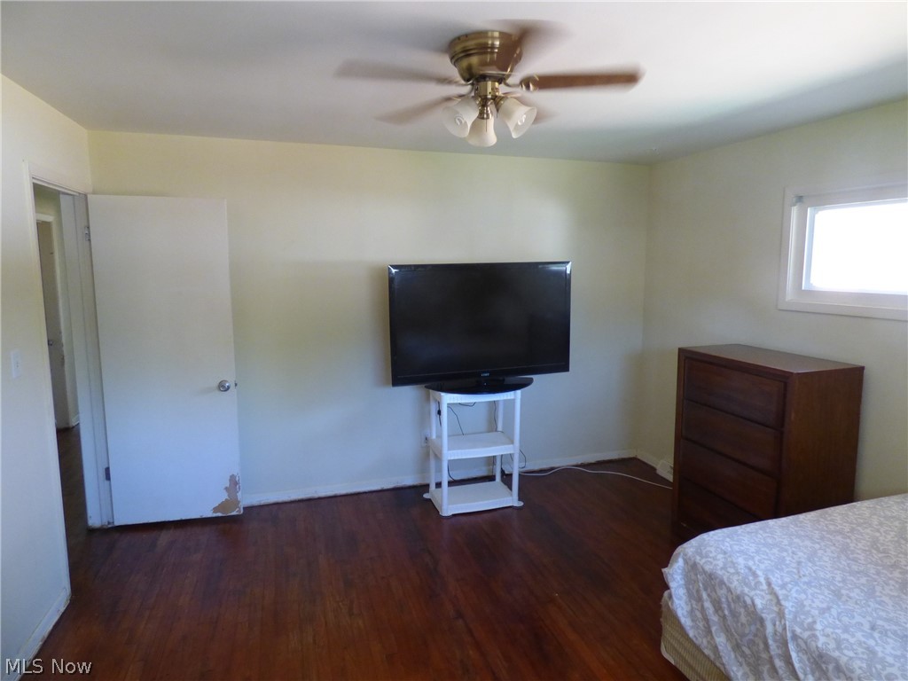 13709 Carpenter Road Garfield Heights, OH 44125 - Photo 10 of 22 Mater Bedroom