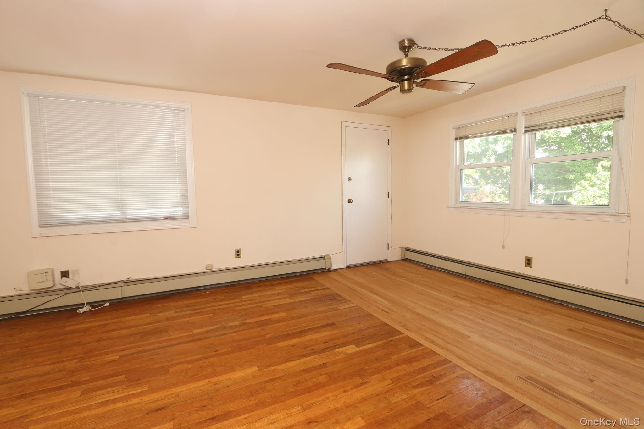 43 Ivanhoe Place Valley Stream, NY 11580 - Photo 7 of 12 Gallery Image 7