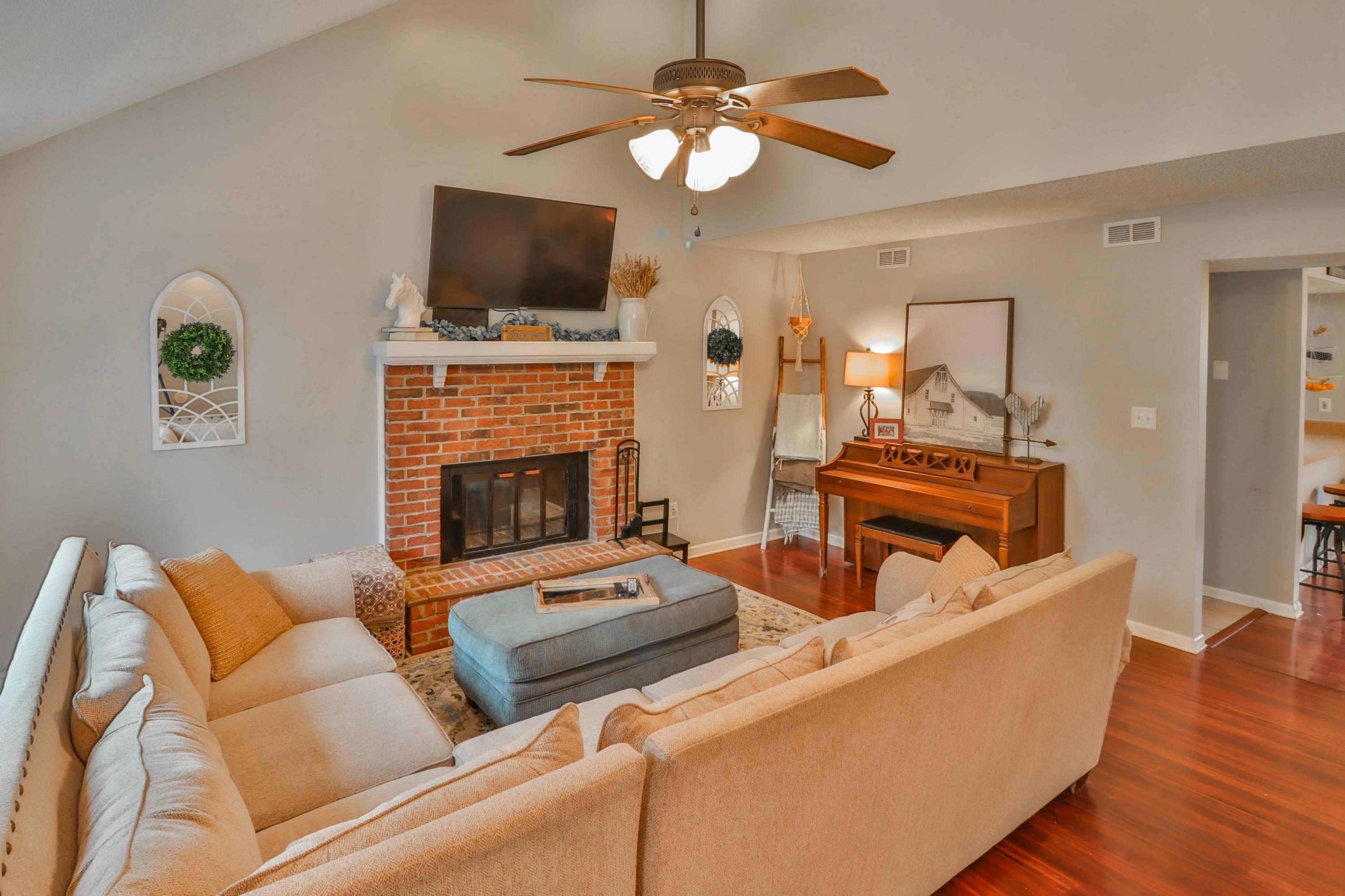 1228 Wenlock Road Knoxville, TN 37922 - Photo 2 of 29 Living room