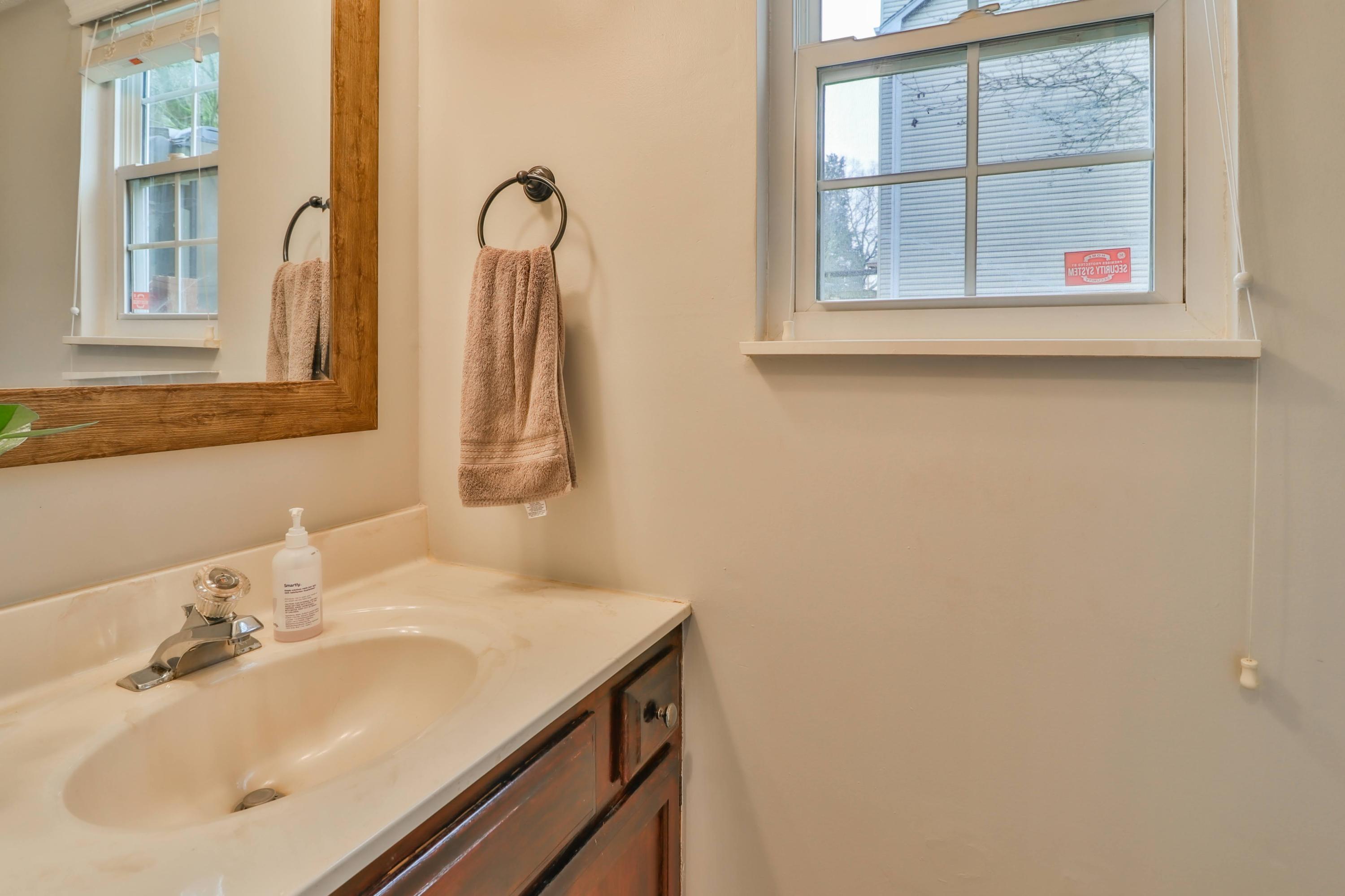 1228 Wenlock Road Knoxville, TN 37922 - Photo 11 of 29 Half bath