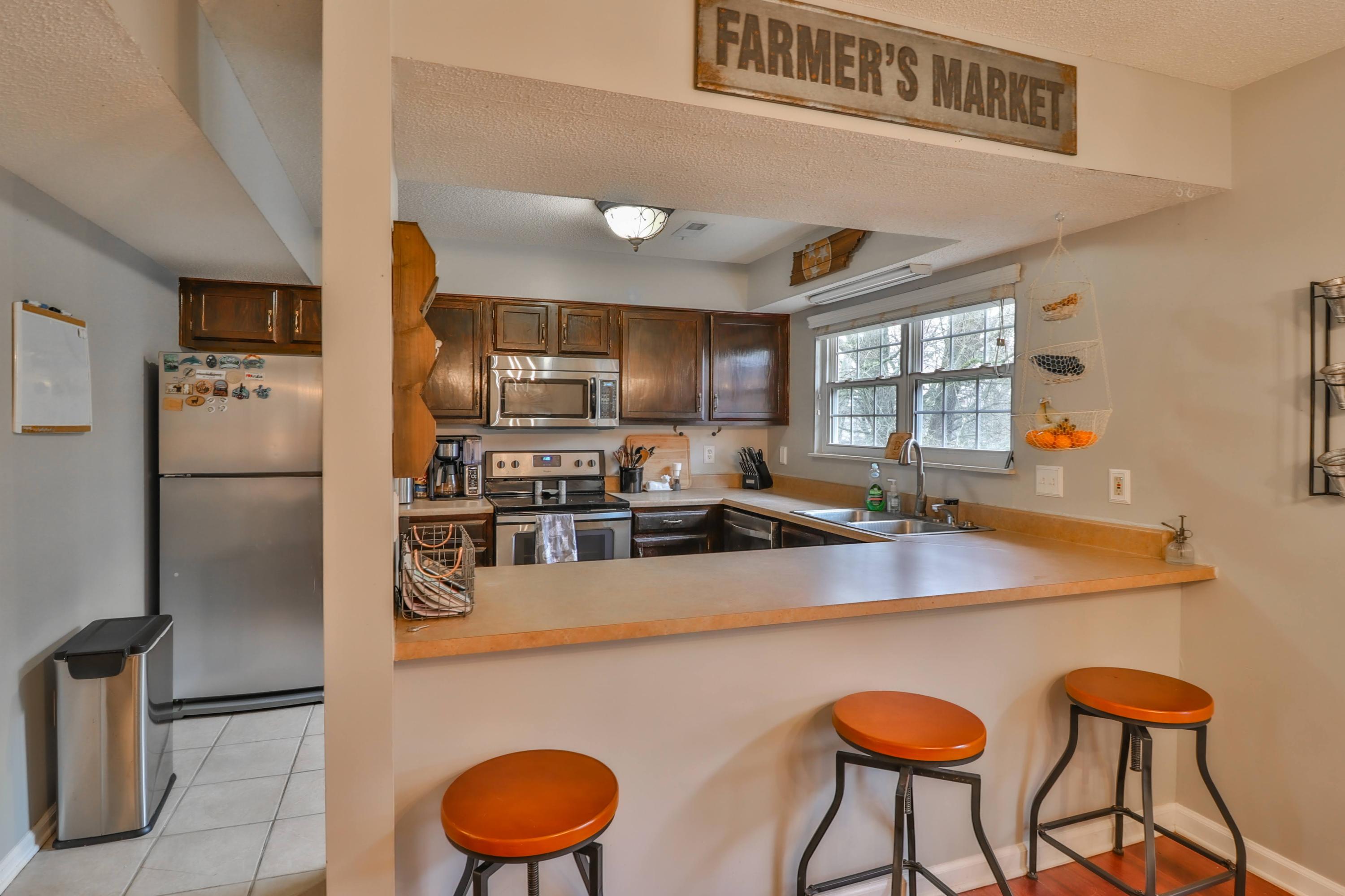 1228 Wenlock Road Knoxville, TN 37922 - Photo 7 of 29 Kitchen breakfast bar