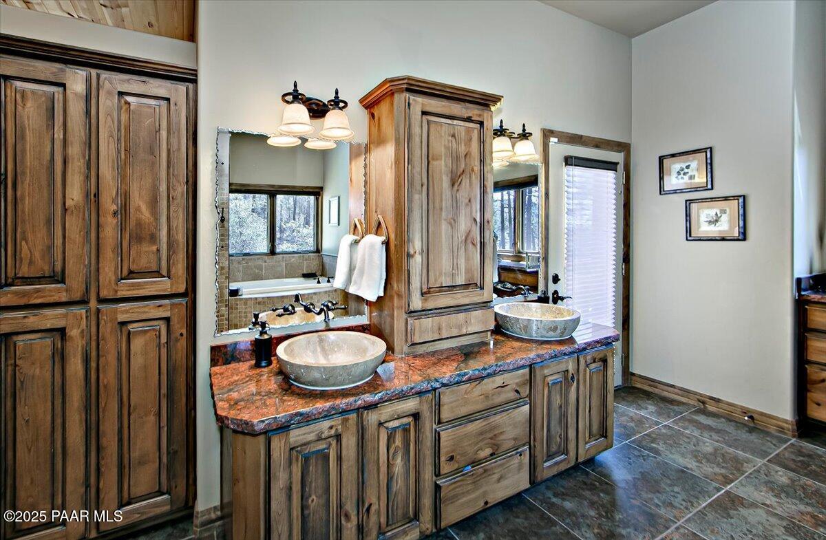 1585 High Valley Ranch Road Prescott, AZ 86303 - Photo 14 of 38 05-Primary Bathroom