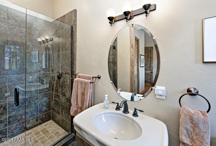 1585 High Valley Ranch Road Prescott, AZ 86303 - Photo 19 of 38 guest bath