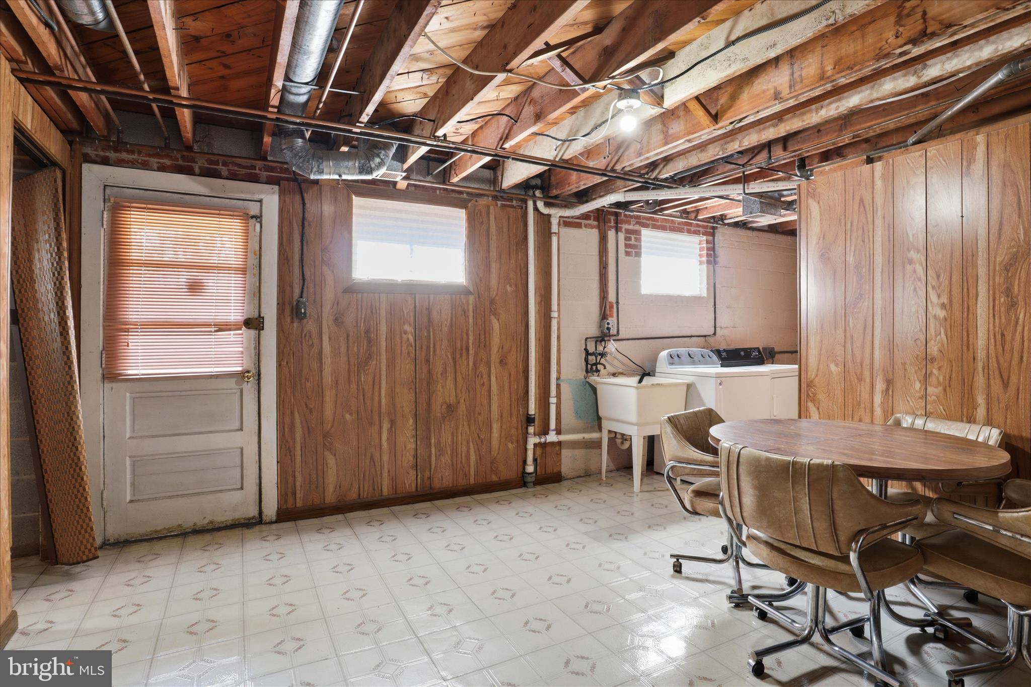 5811 Kirby Road Clinton, MD 20735 - Photo 31 of 43 a workspace with furniture