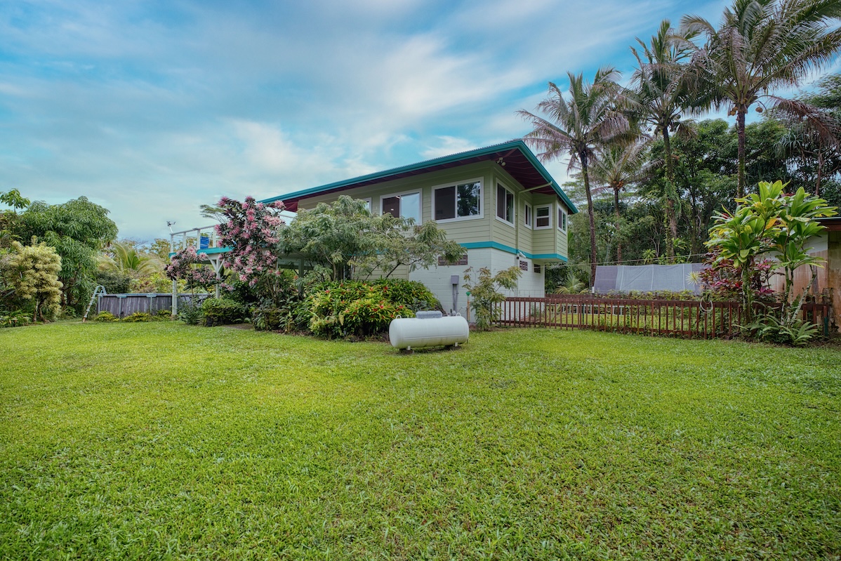 14-3674 Government Beach Road Pahoa, HI 96778 - Photo 23 of 29 a front view of a house with garden