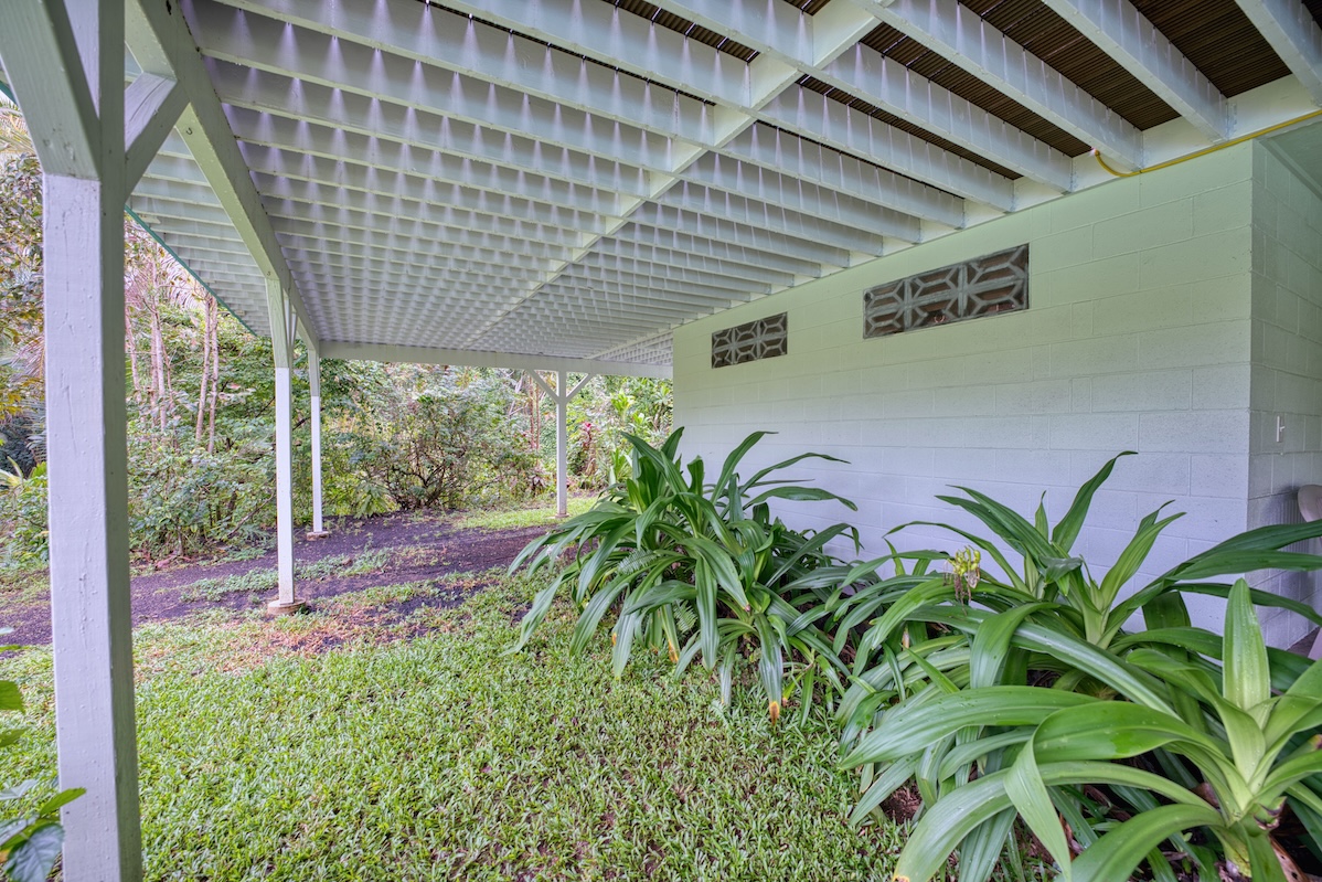 14-3674 Government Beach Road Pahoa, HI 96778 - Photo 25 of 29 a vase with flowers sitting on a floor next to a window