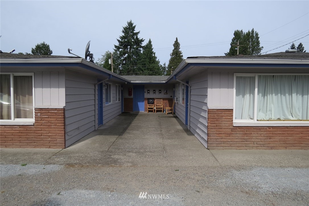 3105 Northeast 15th Street Renton, WA 98056 - Photo 2 of 2 a view of a car garage with a garage