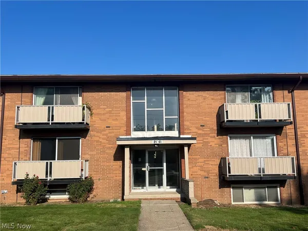 $134,900 | 21841 River Oaks Drive, Unit B11, Rocky River, OH 44116