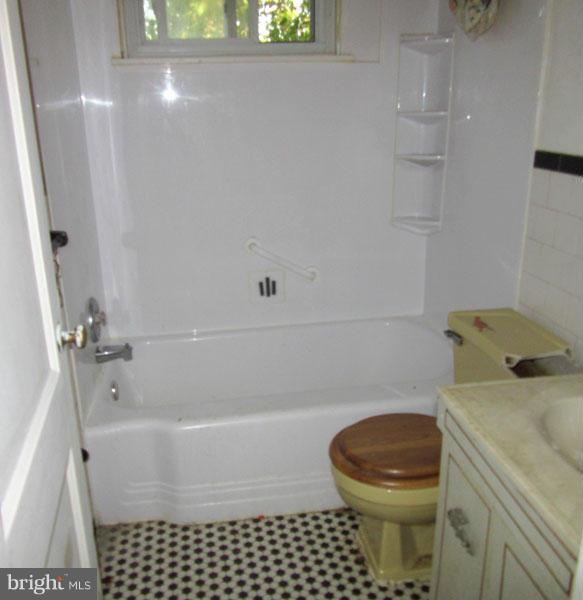 1714 Swansea Road Baltimore, MD 21239 - Photo 5 of 13 Bath
