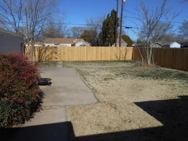 a view of a backyard