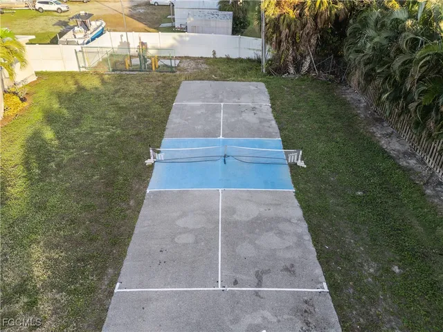 a view of an outdoor space