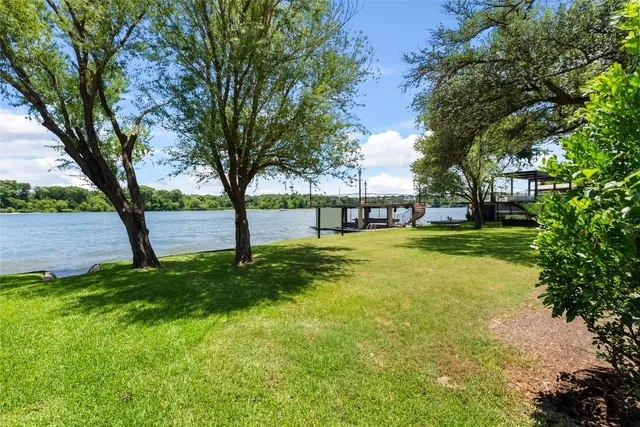 a view of yard with trees