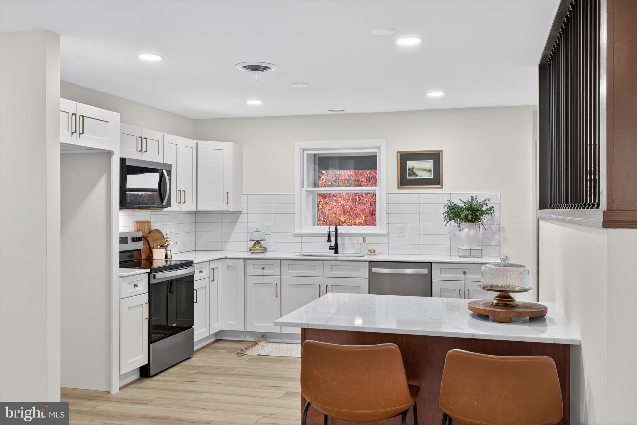119 Oaks Road Oxford, PA 19363 - Photo 12 of 58 a kitchen with granite countertop a sink stove and refrigerator