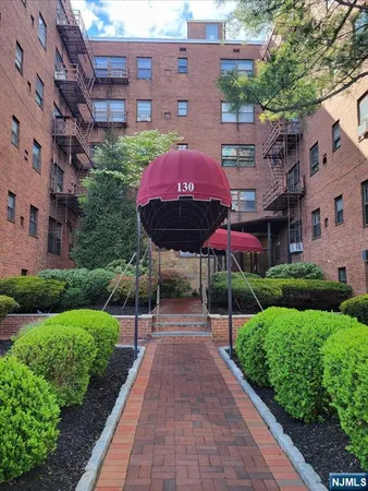$2,300 | 130 Orient Way, Unit 2K, Rutherford, NJ 07070