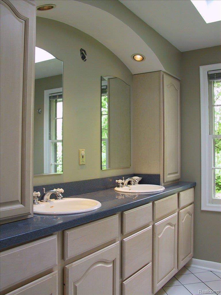 25675 Dennison Road Franklin, MI 48025 - Photo 14 of 22 Hall Bath 1-1388