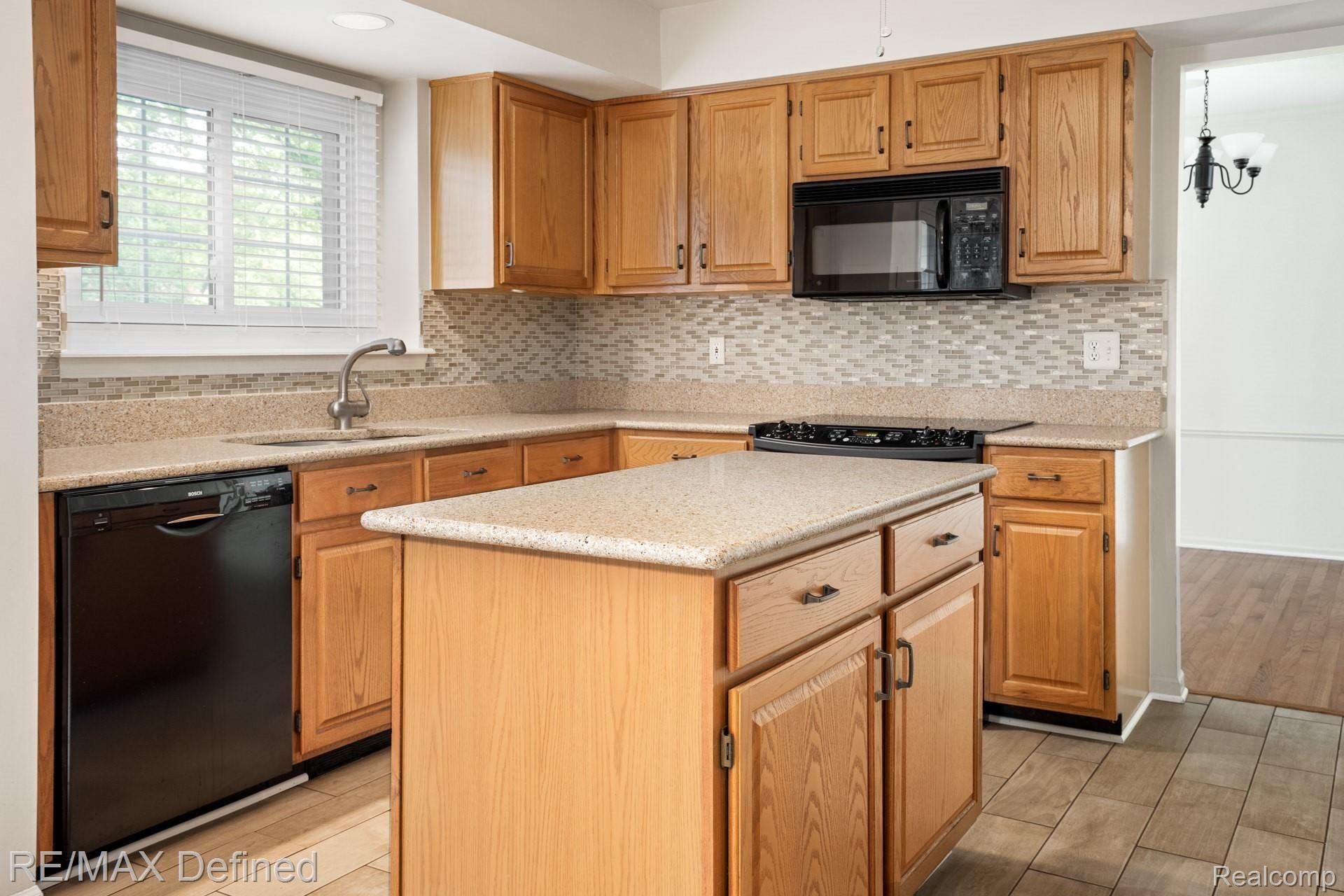 1748 Grandview Drive Rochester, MI 48306 - Photo 4 of 32 1748-Grandview-Dr-06.jpg