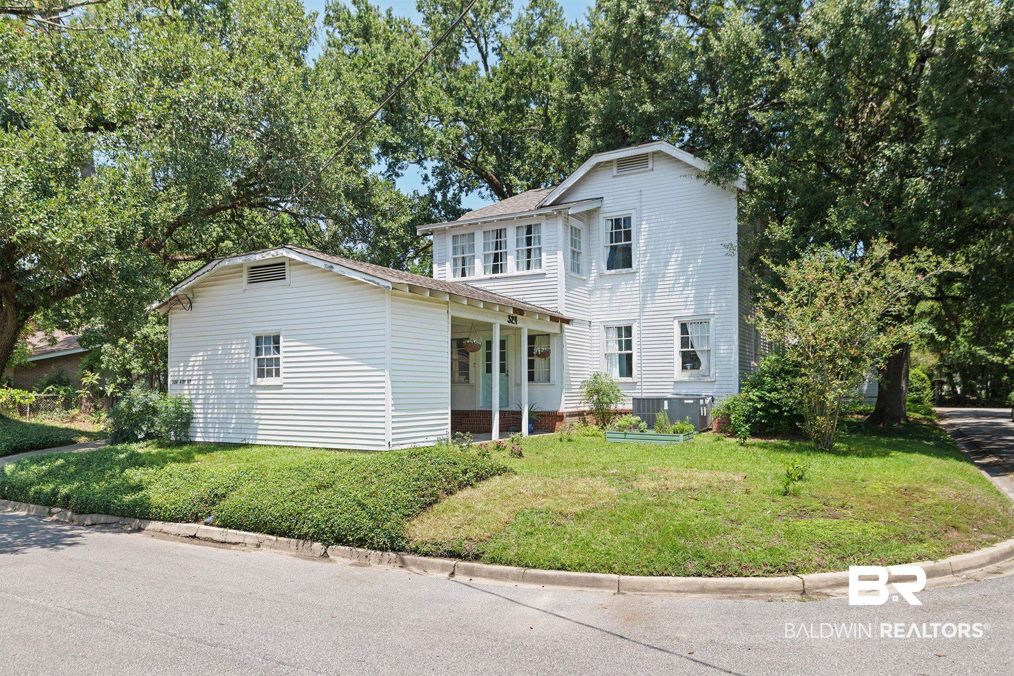 324 4th Street Mobile, AL 36611 - Photo 3 of 28 Front facade featuring a front yard