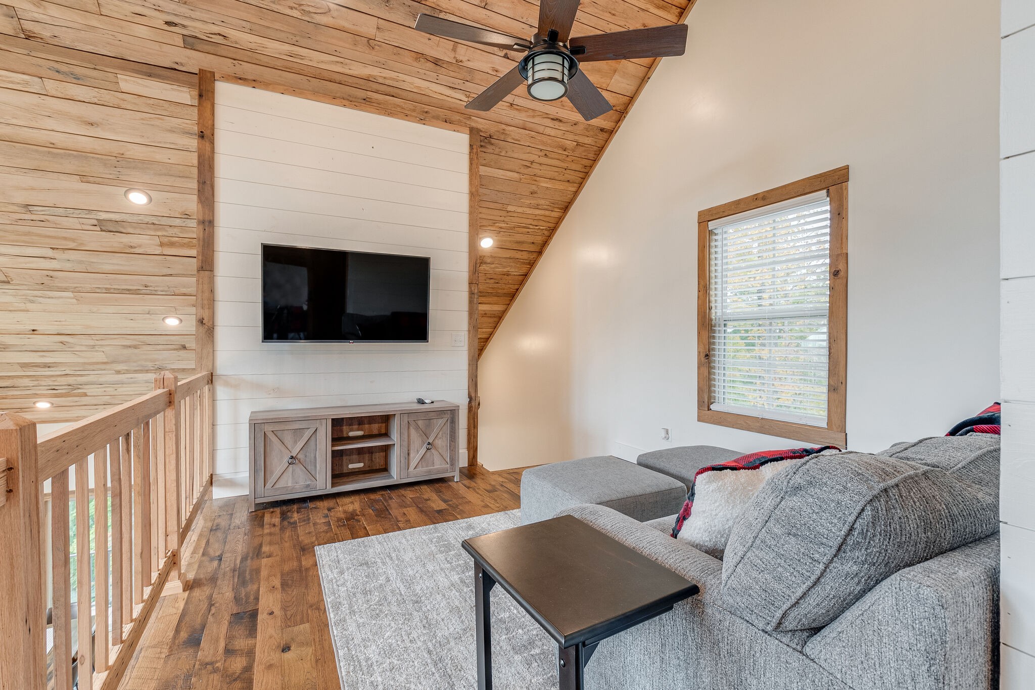 245 Nautilus Point Silver Point, TN 38582 - Photo 23 of 41 a living room with furniture and a flat screen tv