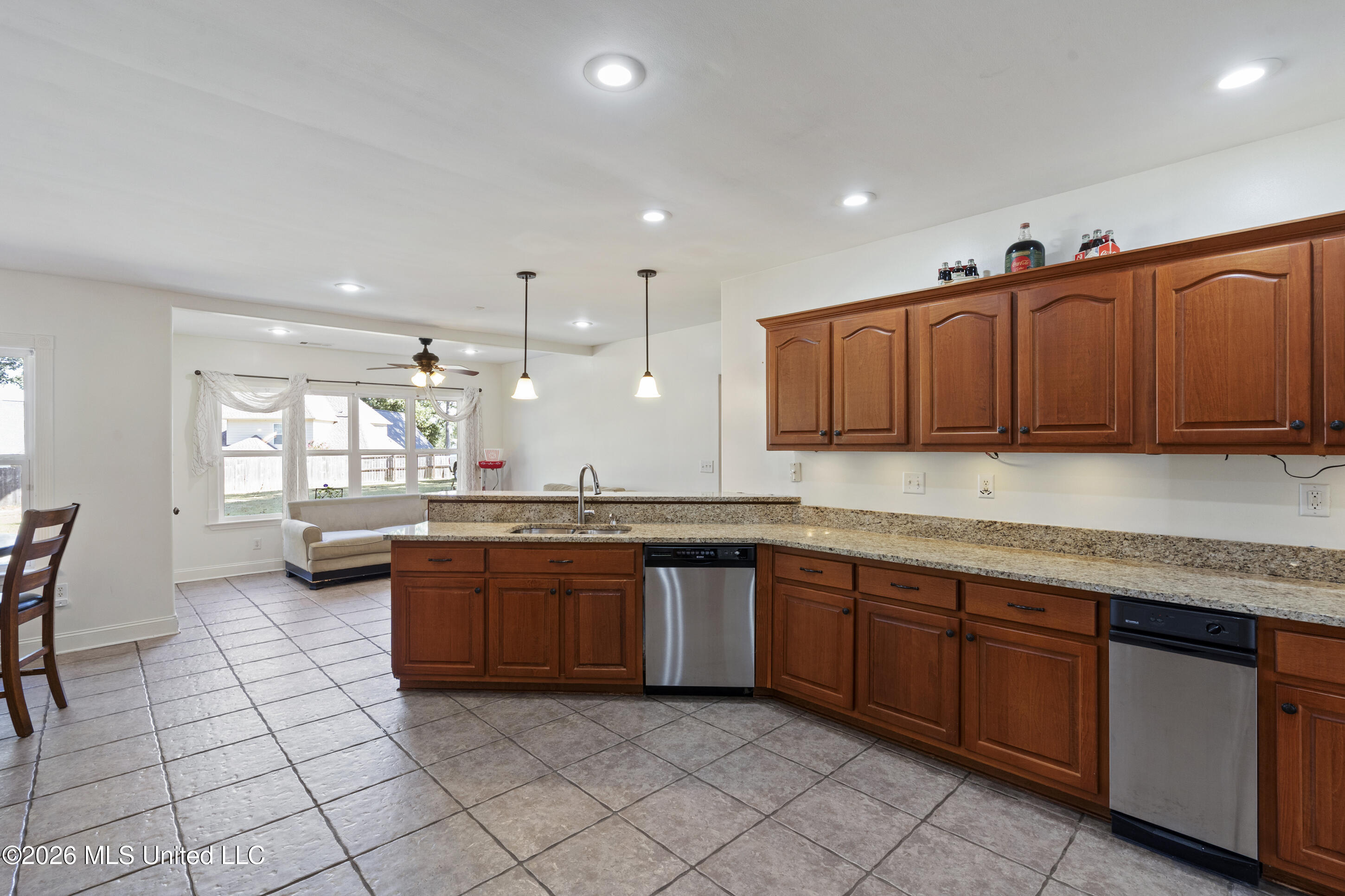 2138 College Road Southaven, MS 38672 - Photo 12 of 42 Kitchen