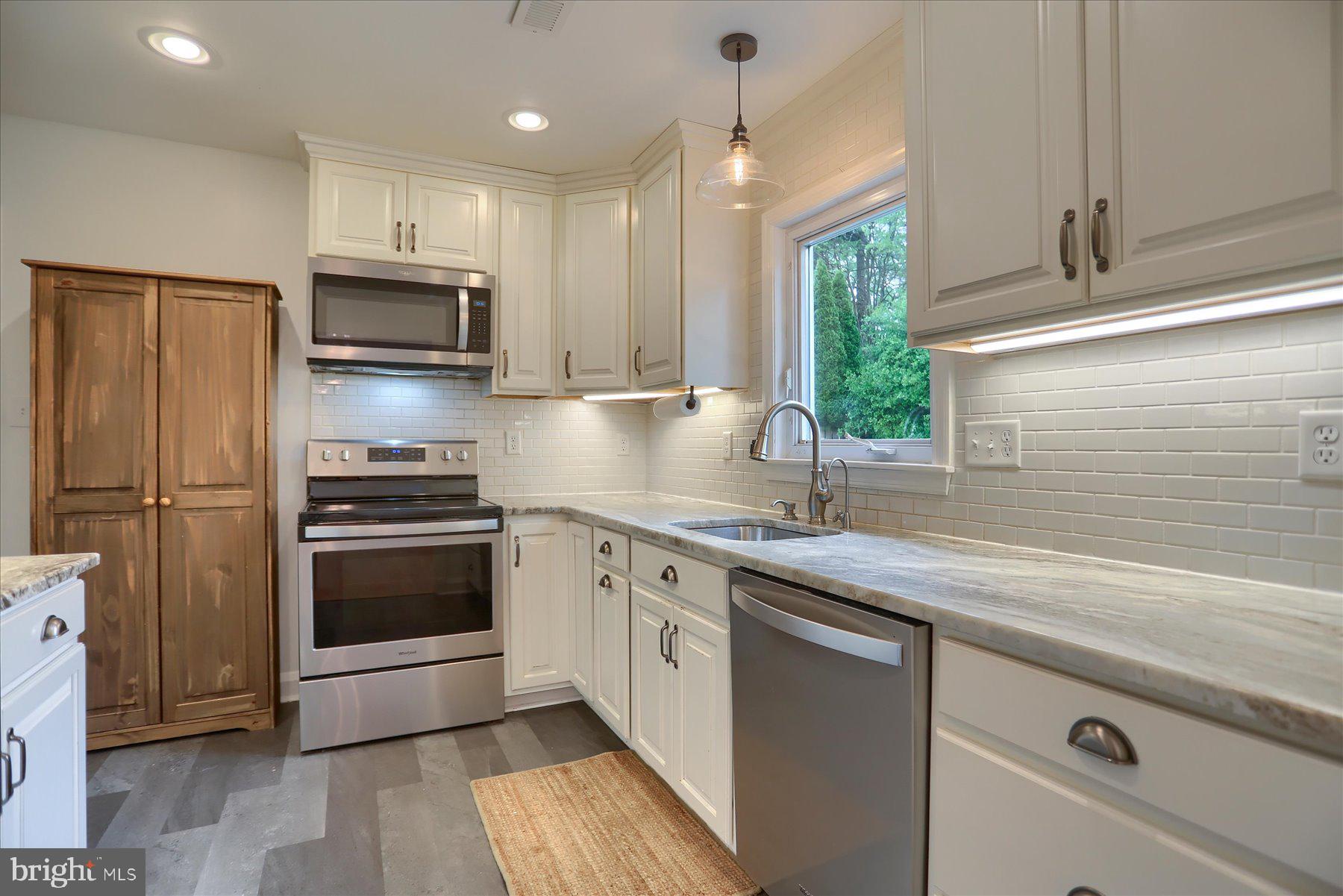 422 Aigburth Road Towson, MD 21286 - Photo 16 of 48 Updated Kitchen
