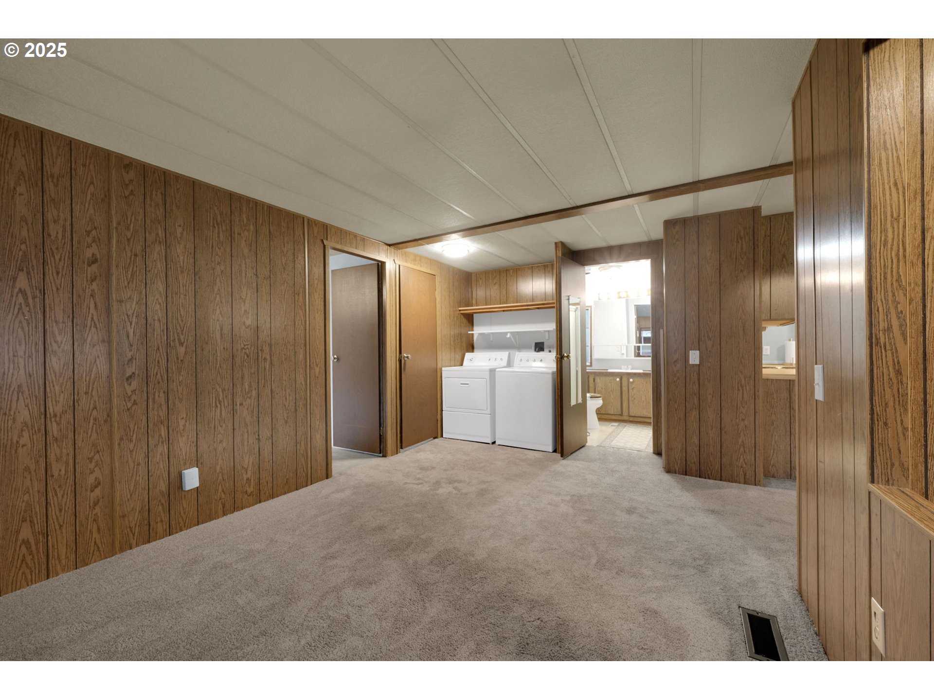 1475 Green Acres Road, Unit 13 Eugene, OR 97408 - Photo 20 of 39 a view of a livingroom with a kitchen