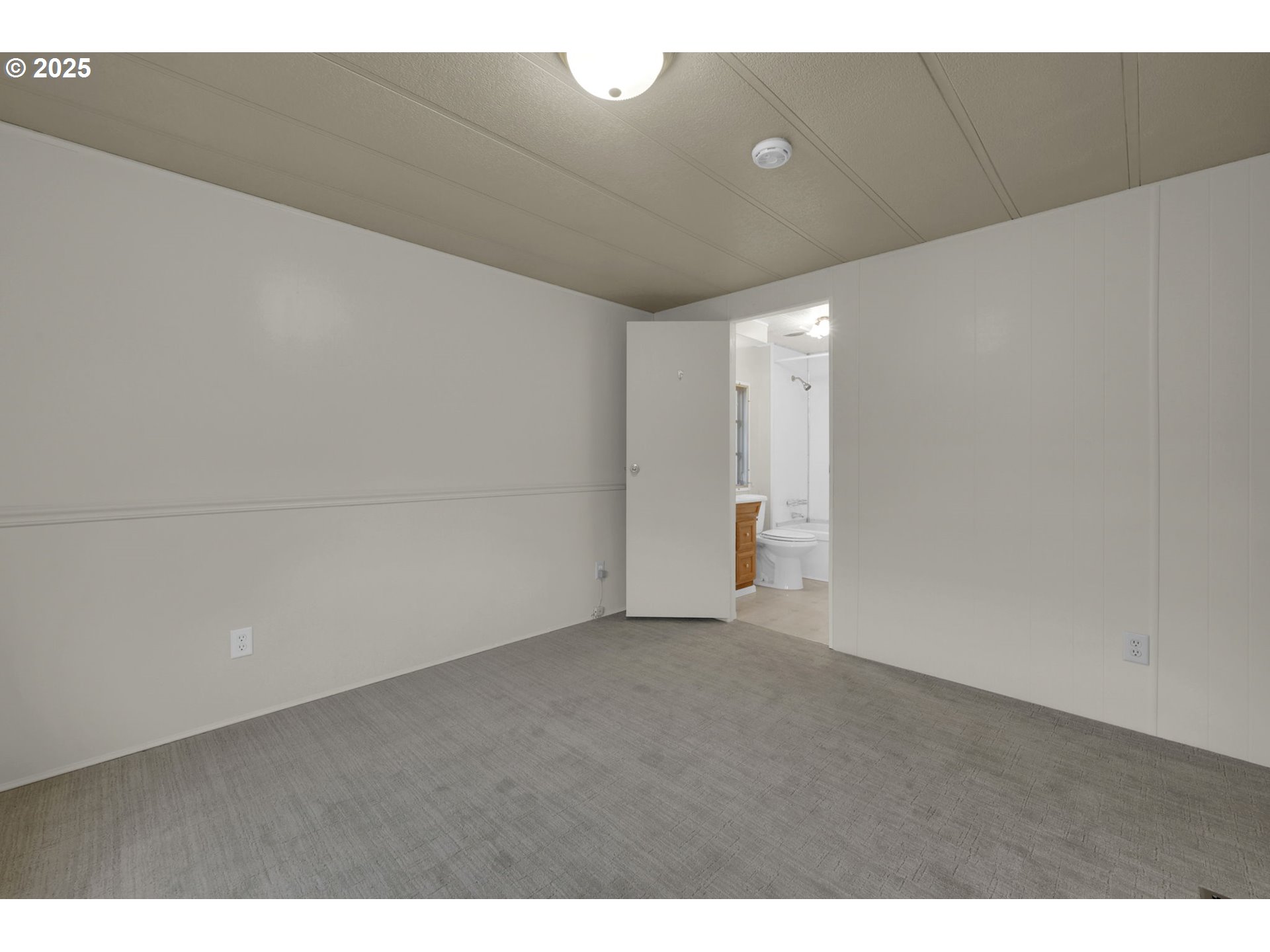 1475 Green Acres Road, Unit 13 Eugene, OR 97408 - Photo 22 of 39 a view of an empty room