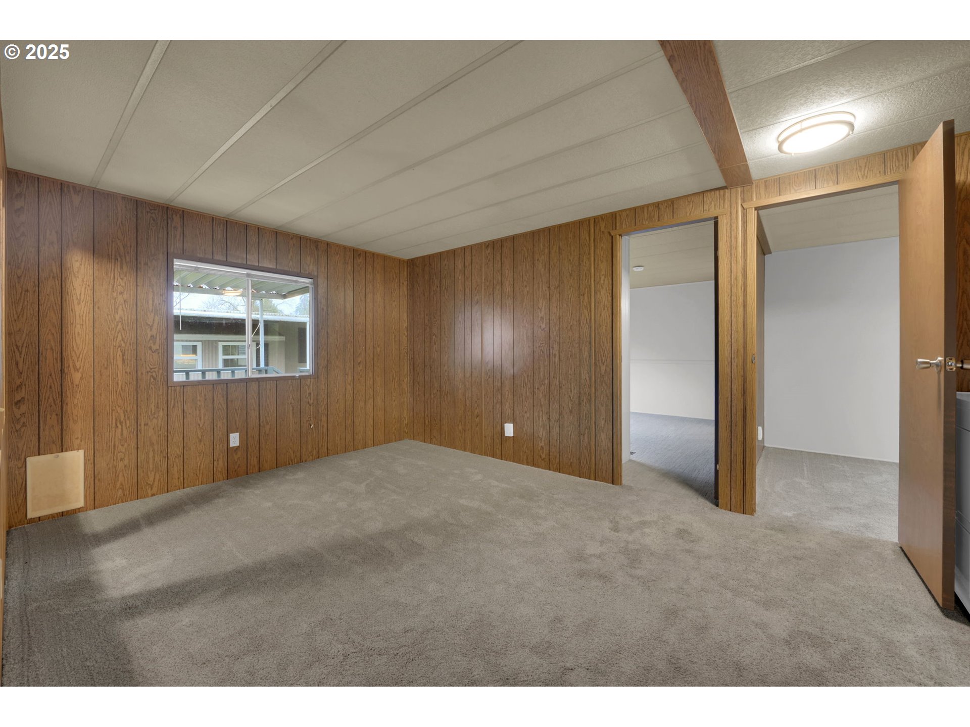 1475 Green Acres Road, Unit 13 Eugene, OR 97408 - Photo 29 of 39 a view of an empty room and window