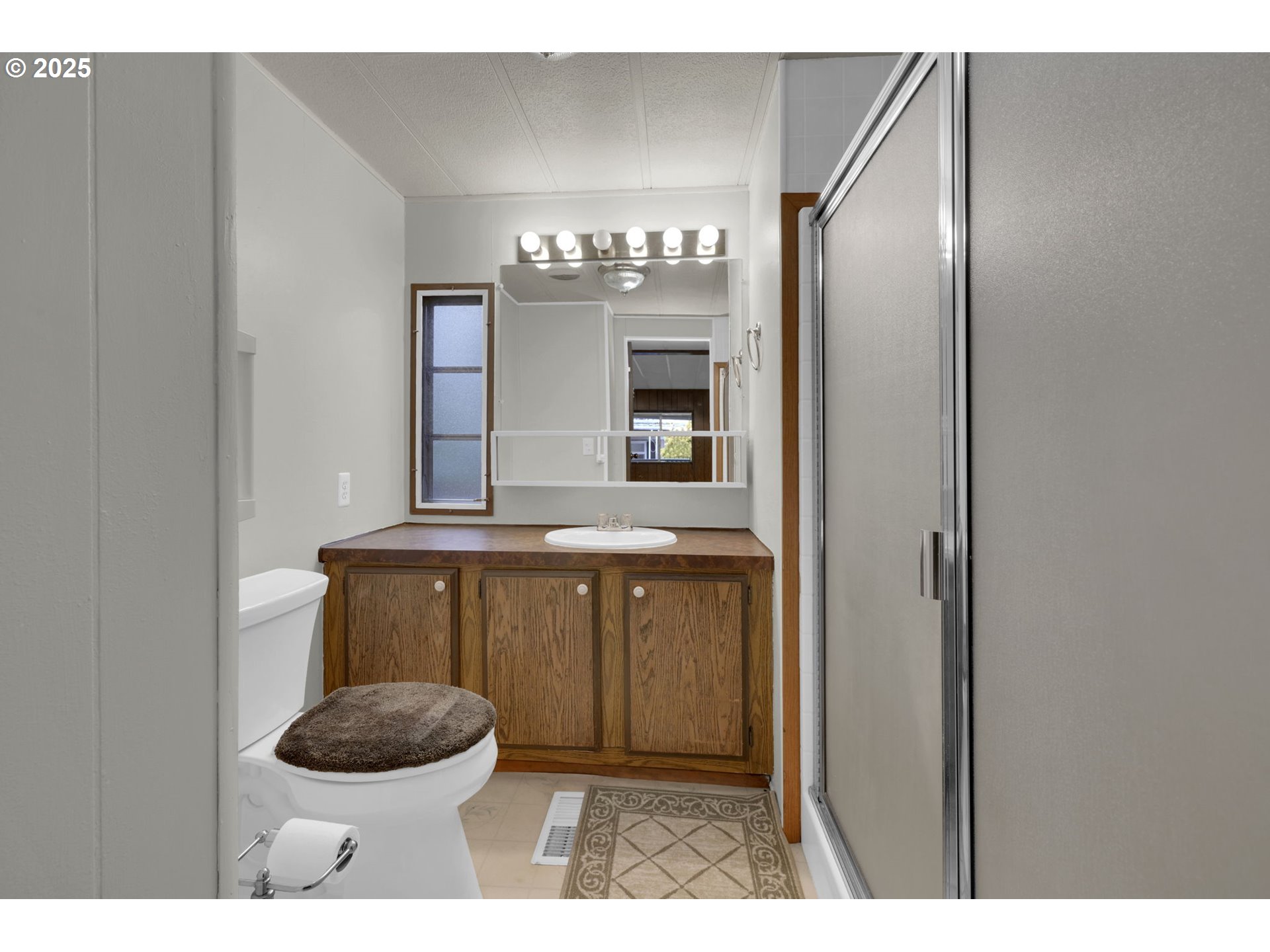 1475 Green Acres Road, Unit 13 Eugene, OR 97408 - Photo 30 of 39 a bathroom with a sink and a mirror